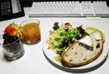 Λιγότερα λάθη στην εργασία κάνουν όσοι γευματίζουν στο γραφείο
