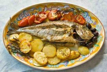 Ψάρι στο φούρνο, με πατάτες και ελιές